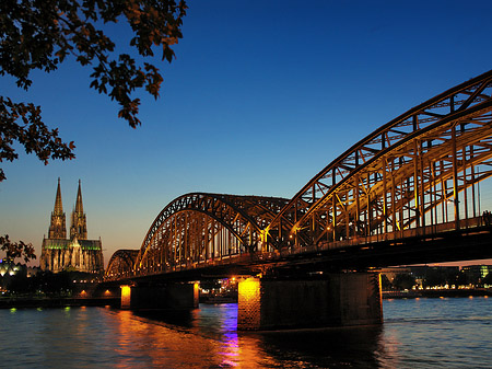 Kölner Dom hinter der Hohenzollernbrücke Fotos