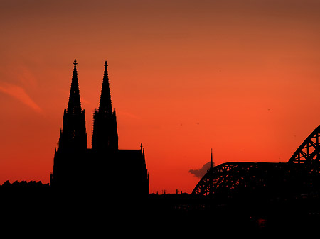 Kölner Dom hinter der Hohenzollernbrücke