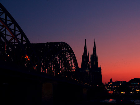 Kölner Dom hinter der Hohenzollernbrücke