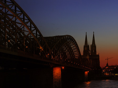 Fotos Kölner Dom hinter der Hohenzollernbrücke