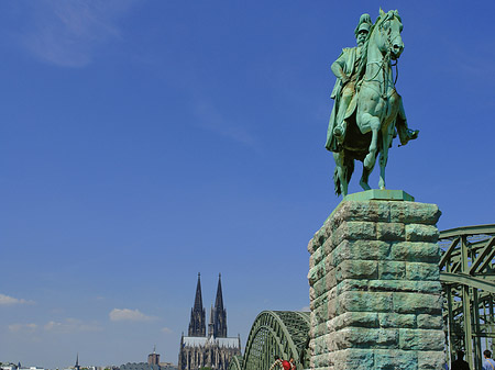 Foto Reiterstatue vor dem Kölner Dom - Köln