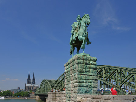 Reiterstatue vor dem Kölner Dom