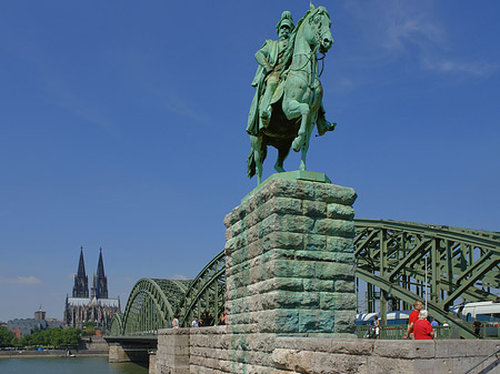 Foto Reiterstatue vor dem Kölner Dom - Köln