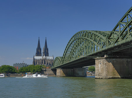 Schiff unter der Hohenzollernbrücke Foto 