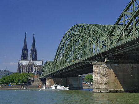 Schiff unter der Hohenzollernbrücke Fotos