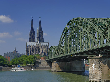 Foto Schiff unter der Hohenzollernbrücke