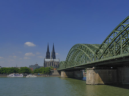 Schiff unter der Hohenzollernbrücke Foto 