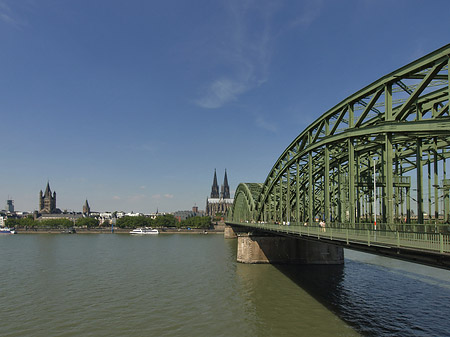 Schiff unter der Hohenzollernbrücke Foto 