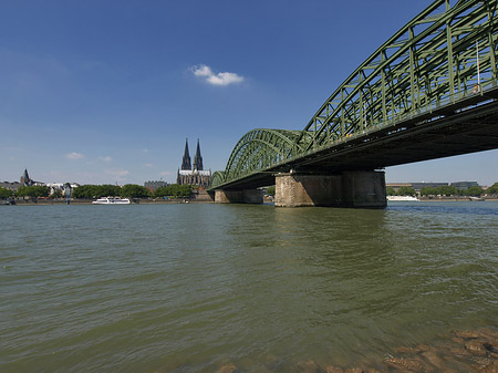 Fotos Schiff unter der Hohenzollernbrücke