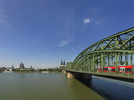 Foto Zug fährt über die Hohenzollernbrücke