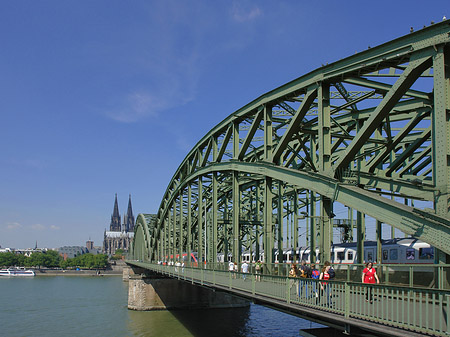 Fotos Zug fährt über die Hohenzollernbrücke