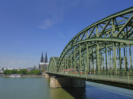 Foto Zug fährt über die Hohenzollernbrücke