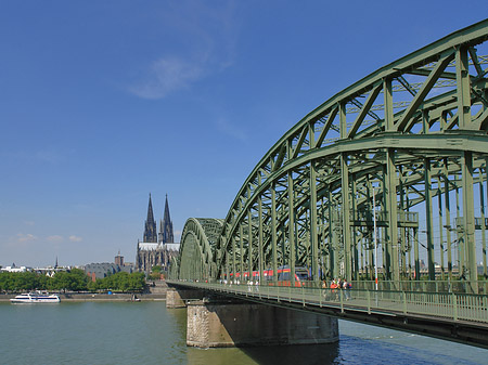 Zug fährt über die Hohenzollernbrücke Foto 