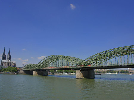 Zug fährt über die Hohenzollernbrücke Fotos