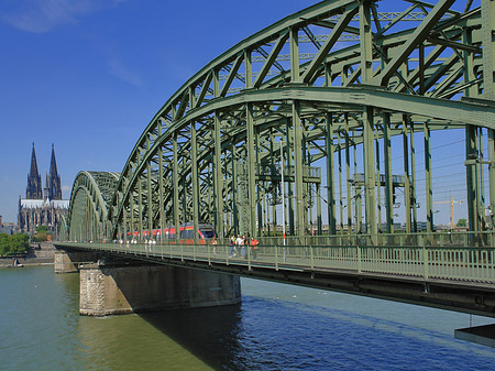 Zug fährt über die Hohenzollernbrücke Fotos