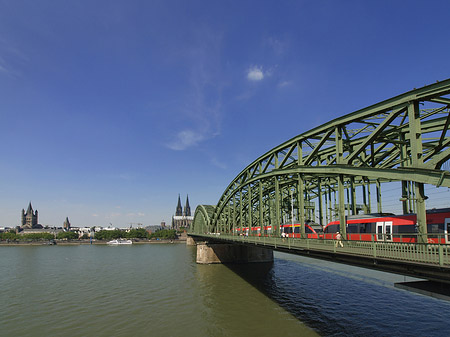 Fotos Zug fährt über die Hohenzollernbrücke