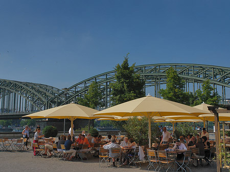 Sonnenschirme vor der Hohenzollernbrücke