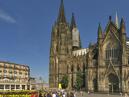 Bimmelbahn fährt zum Kölner Dom