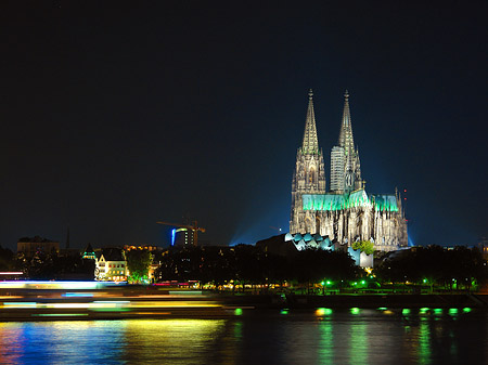 Fotos Schiff fährt am Kölner Dom vorbei | Köln