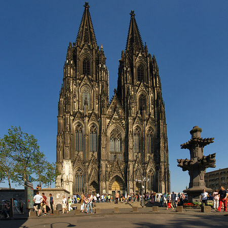 Fotos Touristen tummeln sich vor Kölner Dom | Köln