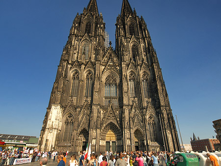 Foto Touristen tummeln sich vor Kölner Dom - Köln