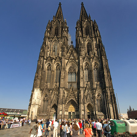 Touristen tummeln sich vor Kölner Dom