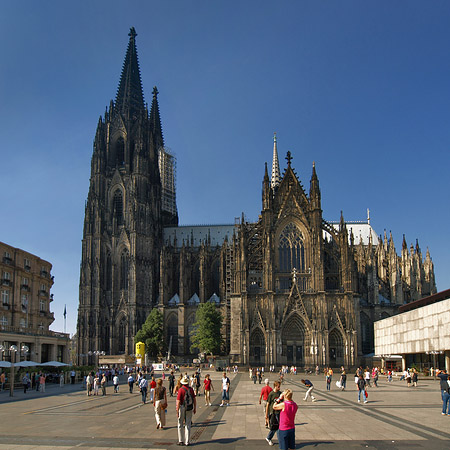 Foto Touristen tummeln sich vor Kölner Dom - Köln