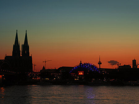 Foto Kölner Dom neben Musical Dome