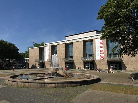 Foto Oper Köln mit Brunnen