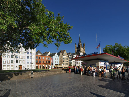 Fotos Schlange stehen für Köln-Düsseldorfer | Köln