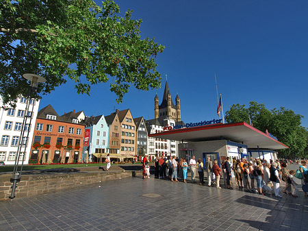 Schlange stehen für Köln-Düsseldorfer Fotos