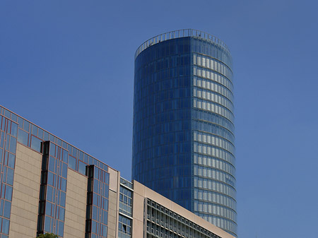 Foto Triangelturm hinter Häusern