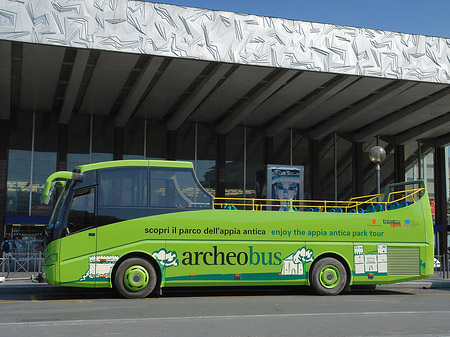 Bus am Bahnhof Fotos