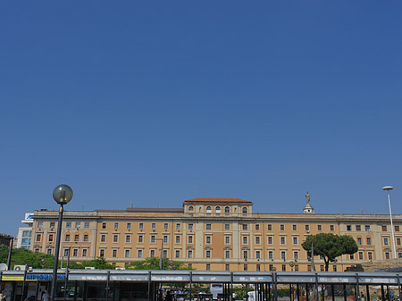 Gebäude am Bahnhof Foto 