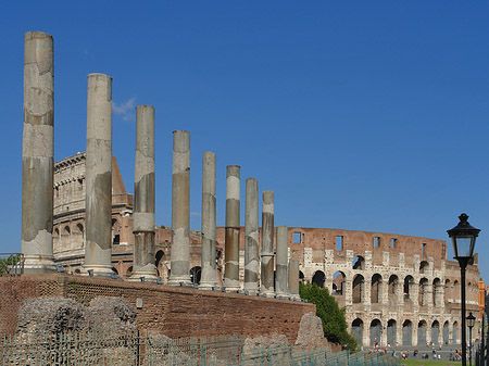 Kolosseum mit dem Forum Romanum