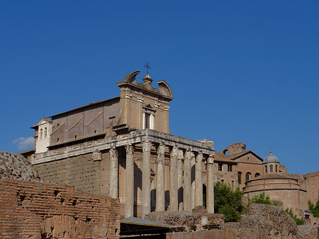 Tempel des Antoninus Pius und der Faustina Fotos