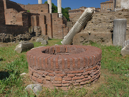 Brunnen am Vesta-Tempel