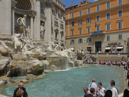 Menschen am Brunnen