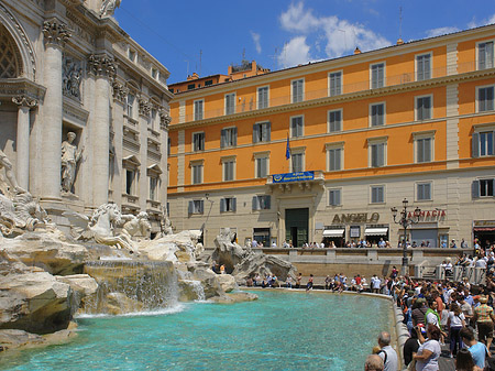 Menschen am Brunnen Foto 