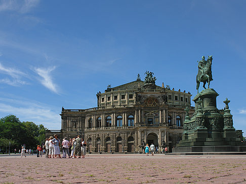 König-Johann-Statue mit Semperoper Foto 