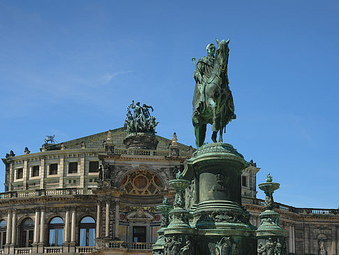 König-Johann-Statue mit Semperoper Fotos