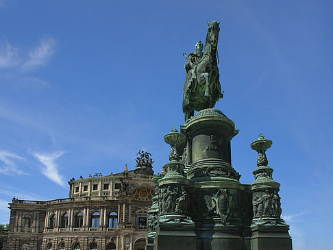 König-Johann-Statue mit Semperoper Foto 