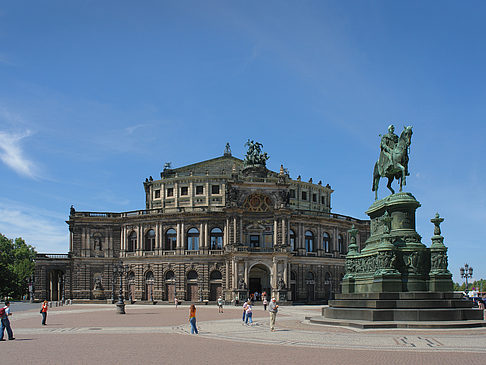 König-Johann-Statue mit Semperoper Foto 