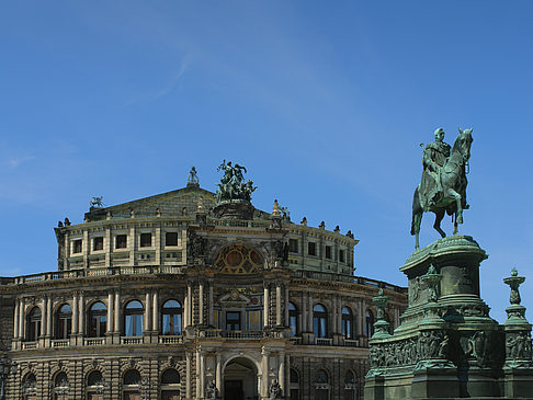 König-Johann-Statue mit Semperoper Fotos