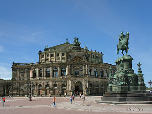 König-Johann-Statue mit Semperoper Foto 