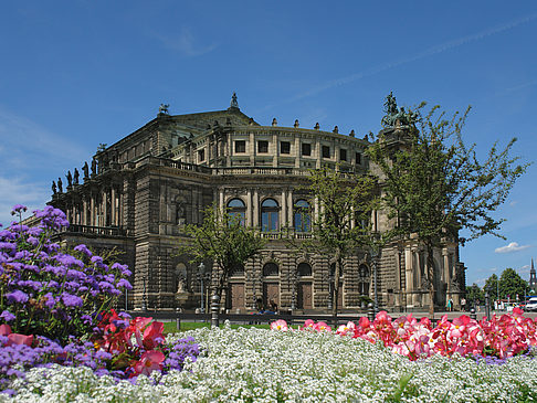 Semperoper mit Blumen Foto 