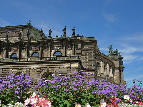 Semperoper mit Blumen Foto 