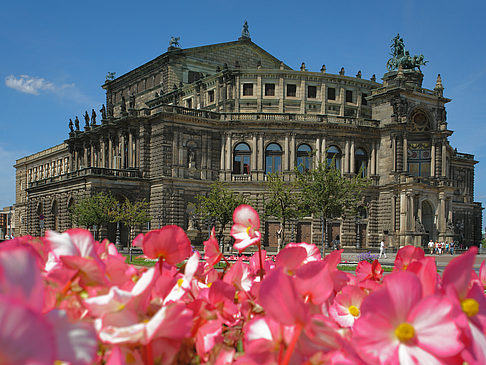 Semperoper mit Blumen Foto 