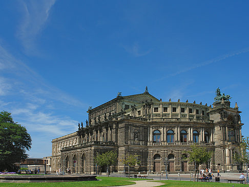 Foto Semperoper mit Springbrunnen