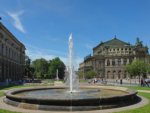 Foto Semperoper mit Springbrunnen